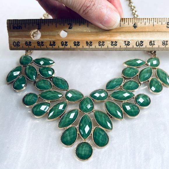 Aged goldtone, green costume statement necklace - Picture 10 of 10